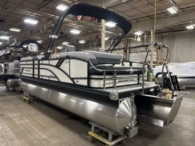 Slide: The Image of Bennington S Swingback 22 SSB Tritoon 2026 - 5