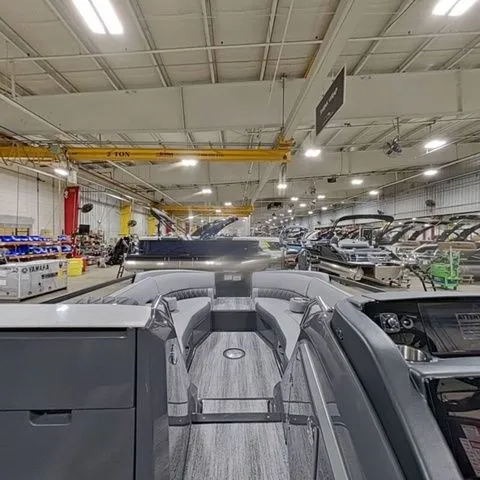 Slide: The Image of Bennington R Bowrider Swingback 25 RTSB 2026 - 10