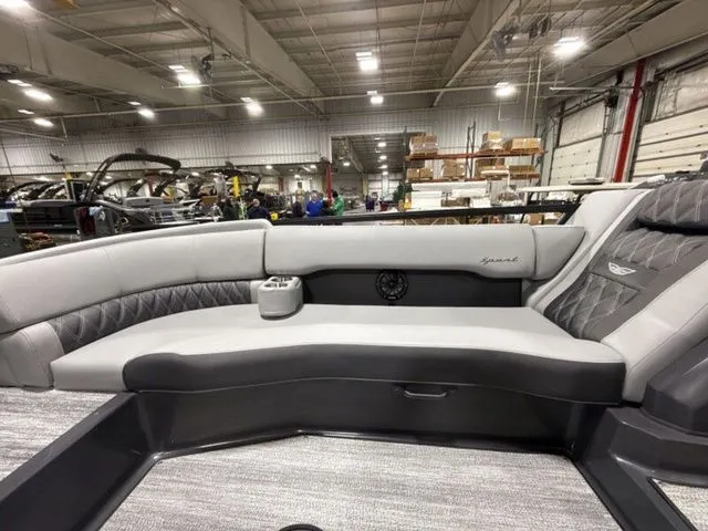 Slide: The Image of Bennington R Bowrider Swingback 25 RTSB 2026 - 12