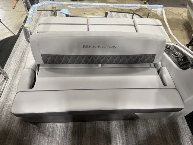 Slide: The Image of Bennington R Bowrider Swingback 25 RTSB 2026 - 20