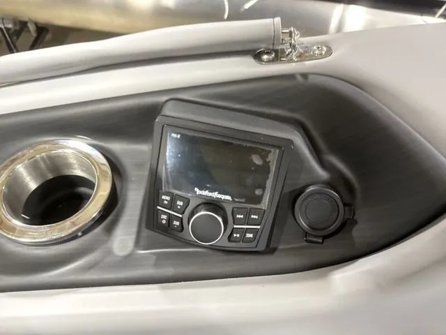 Slide: The Image of Bennington R Bowrider Swingback 25 RTSB 2026 - 22