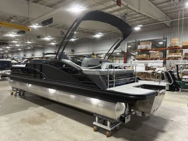 Slide: The Image of Bennington R Bowrider Swingback 25 RTSB 2026 - 6