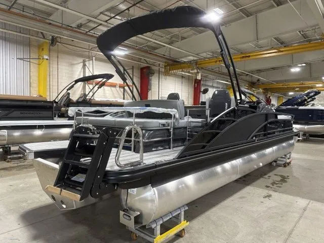 Slide: The Image of Bennington R Bowrider Swingback 25 RTSB 2026 - 8