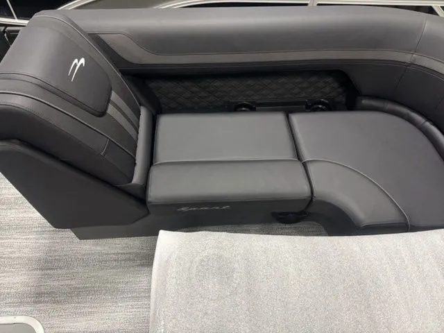 Slide: The Image of Bennington S Swingback 22 SSB Tritoon 2026 - 10