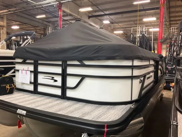 Slide: The Image of Bennington S Swingback 22 SSB Tritoon 2026 - 18