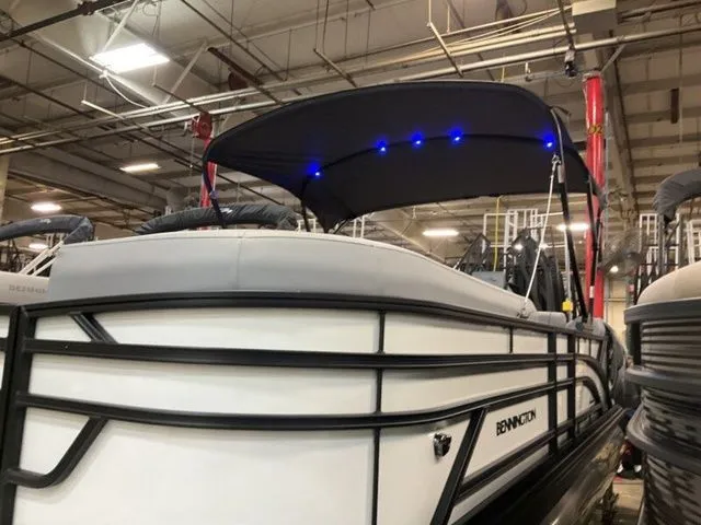 Slide: The Image of Bennington S Swingback 22 SSB Tritoon 2026 - 9