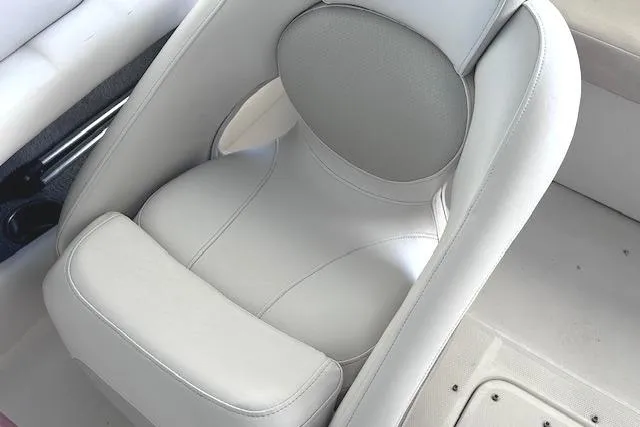 Slide: The Image of 2007 Chaparral 190 SSi boat seat, white leather upholstery, close-up view. - 12