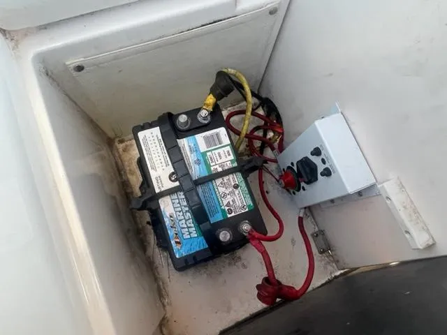 Slide: The Image of Battery and wiring in a 2007 Chaparral 190 SSi boat. - 17