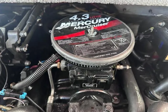 Slide: The Image of Engine of 2007 Chaparral 190 SSi with 4.3L Mercury MerCruiser. - 20