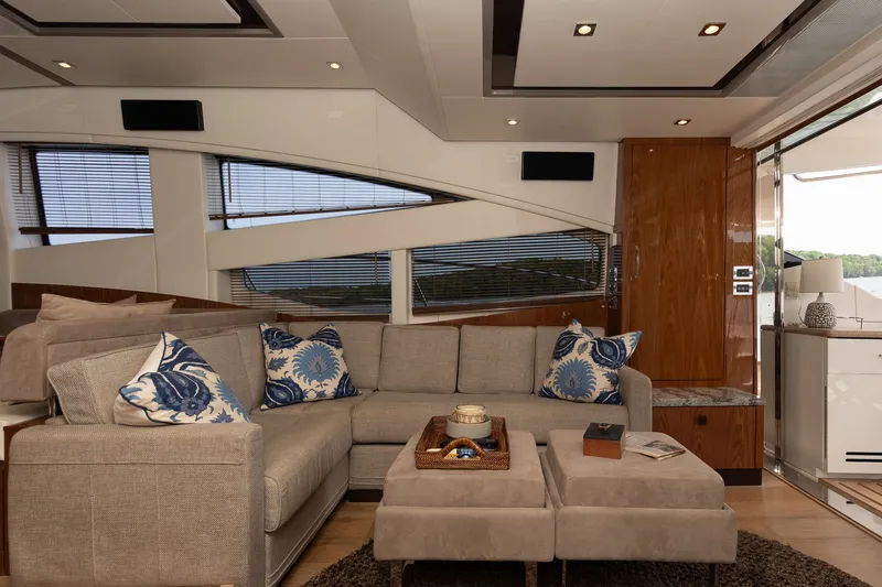 Slide: The Image of Luxurious interior of 2018 Sea Ray L650 Fly yacht. - 18