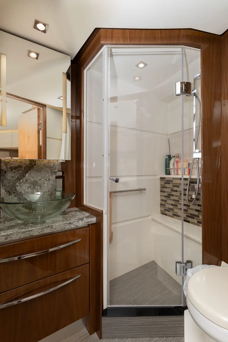 Slide: The Image of Luxurious bathroom on the 2018 Sea Ray L650 Fly yacht. - 47