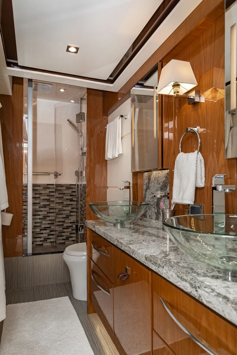 Slide: The Image of Sea Ray L650 Fly 2018 - 60