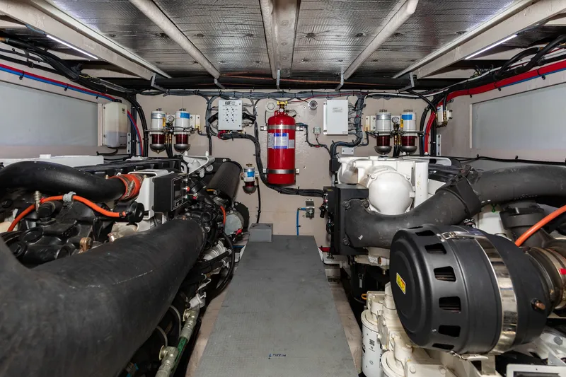 Slide: The Image of Sea Ray L650 Fly 2018 - 62