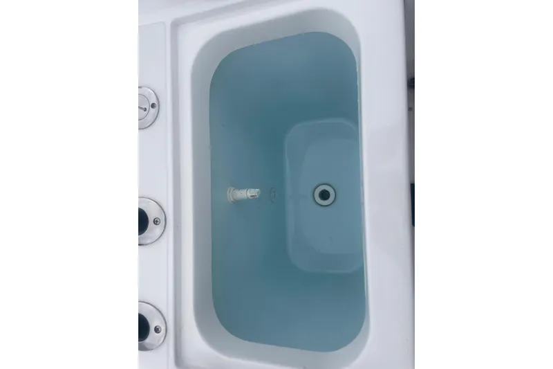 Slide: The Image of Livewell on 2023 Stamas 31T Aventura boat, filled with water. - 27