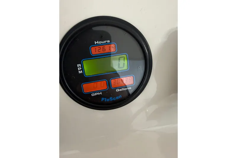 Slide: The Image of FloScan gauge displaying 1261.4 hours on a 2001 Sea Ray 560 Sedan Bridge. - 48