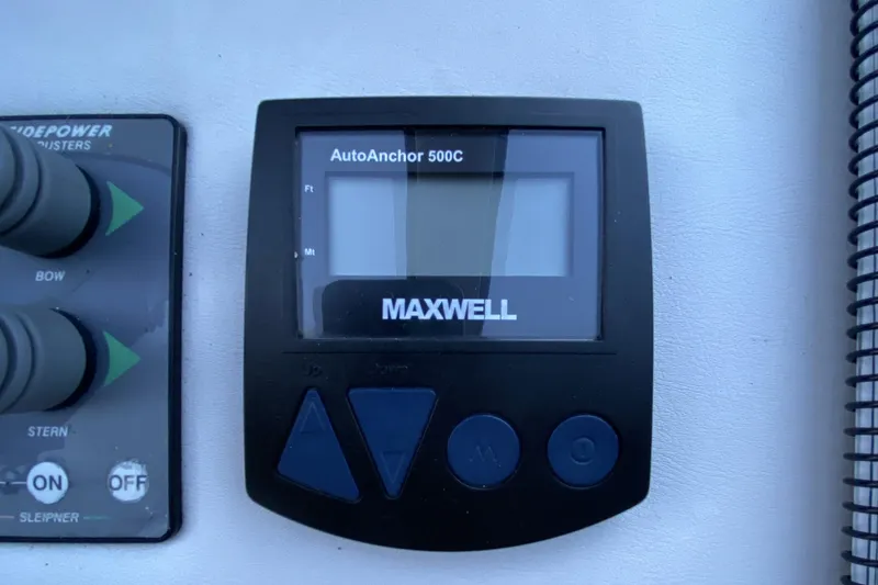 Slide: The Image of Maxwell AutoAnchor 500C display on Compass 55, 2000 model, with sidepower controls. - 46