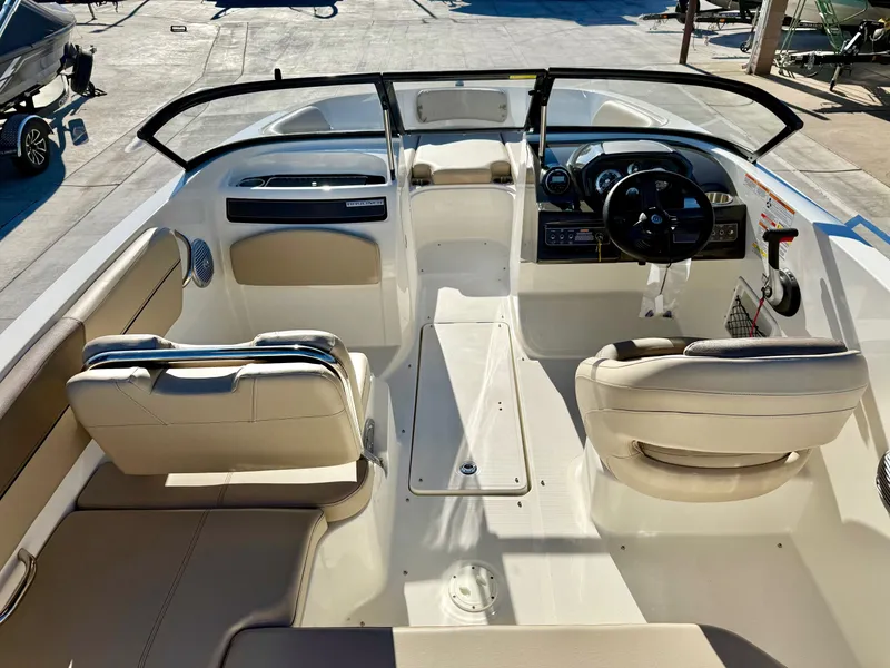 Slide: The Image of Bayliner VR5 Bowrider 2016 - 11