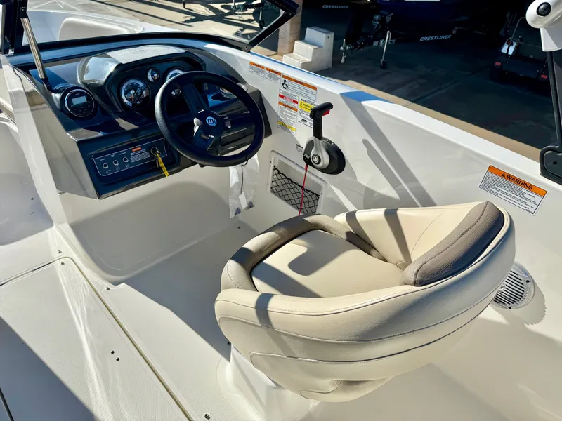 Slide: The Image of Bayliner VR5 Bowrider 2016 - 5