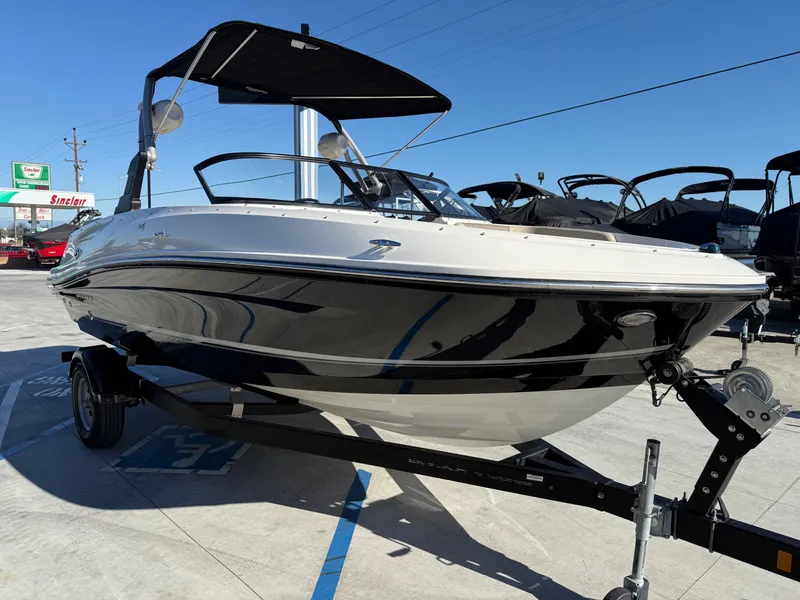 Slide: The Image of Bayliner VR5 Bowrider 2016 - 7