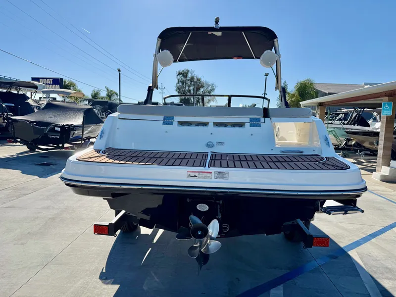 Slide: The Image of Bayliner VR5 Bowrider 2016 - 9