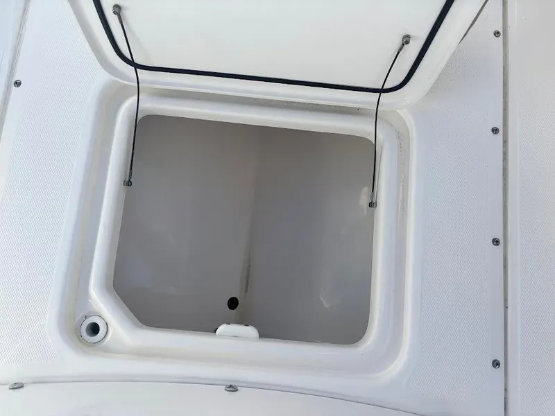 Slide: The Image of Everglades 243 Center Console 2021 - 17