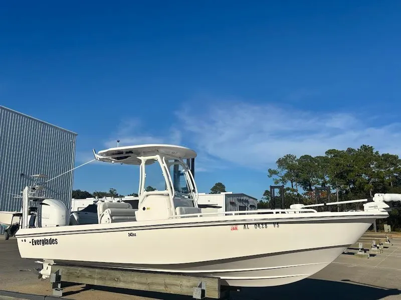 Slide: The Image of Everglades 243 Center Console 2021 - 4
