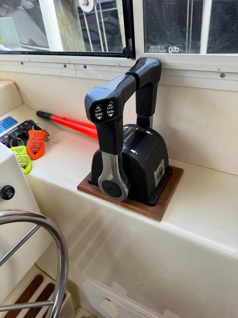 Slide: The Image of Throttle controls on a 2018 Eastern 27 Islander Hardback boat. - 15