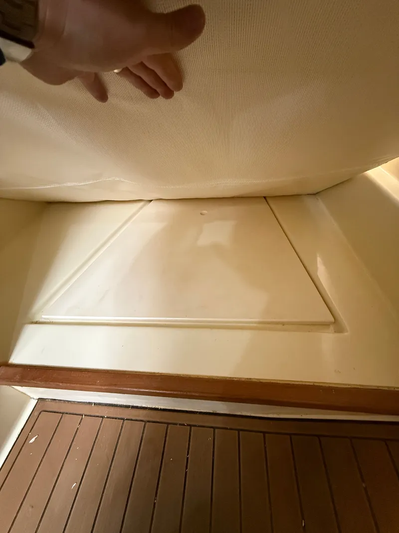 Slide: The Image of Interior of a 2018 Eastern 27 Islander Hardback boat. - 25