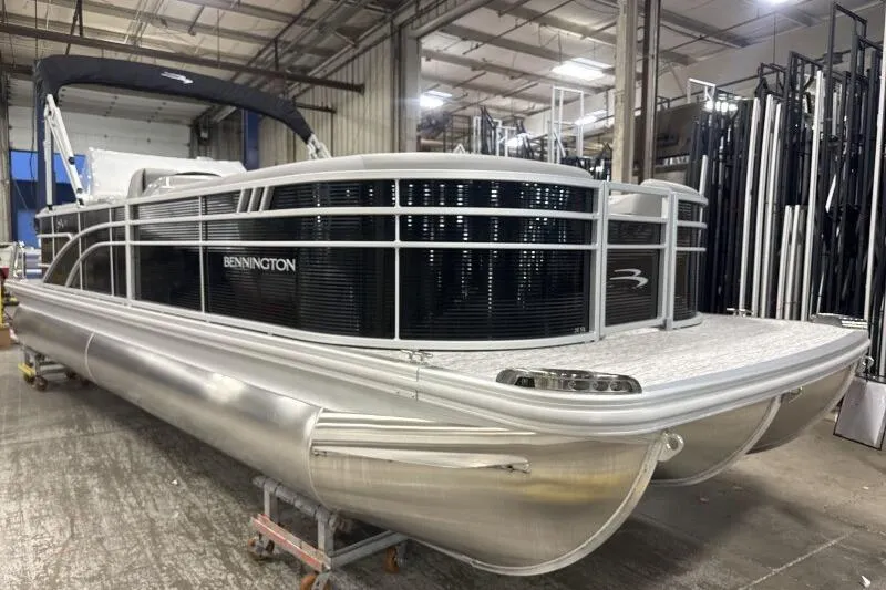 The Image of 2026 Bennington 24SXSR pontoon boat in a warehouse setting. - 1