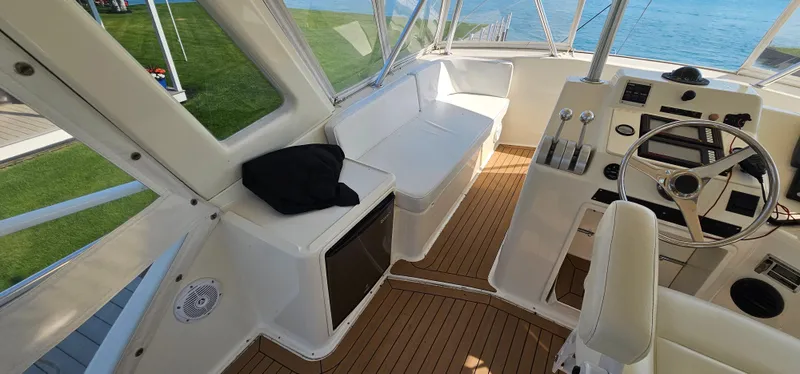 Slide: The Image of Interior of a 1997 Ocean Yachts 48 Super Sport. - 14