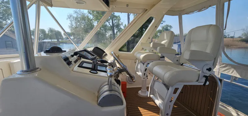 Slide: The Image of Interior of a 1997 Ocean Yachts 48 Super Sport yacht. - 15