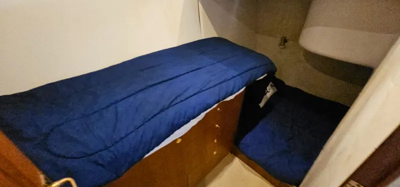 Slide: The Image of Cabin of 1997 Ocean Yachts 48 Super Sport with blue bedding. - 39