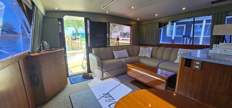 Slide: The Image of Interior of a 1997 Ocean Yachts 48 Super Sport yacht. - 41