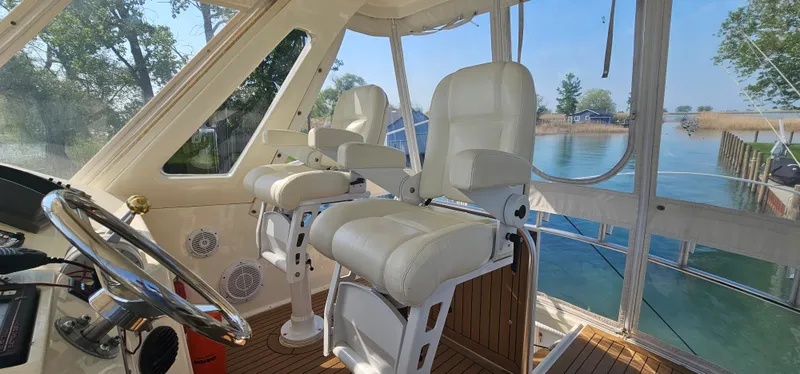Slide: The Image of Interior of 1997 Ocean Yachts 48 Super Sport with white seats. - 18