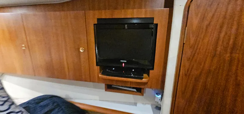 Slide: The Image of Interior of 1997 Ocean Yachts 48 Super Sport with TV. - 37