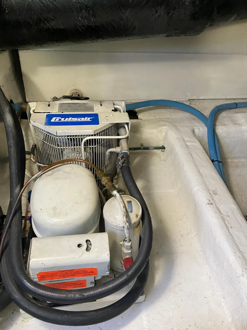 Slide: The Image of Engine compartment of 1997 Ocean Yachts 48 Super Sport. - 46