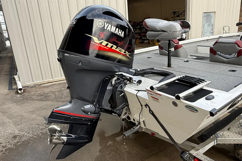 Slide: The Image of 2021 G3 Sportsman 1810 boat with Yamaha VMAX outboard motor. - 8