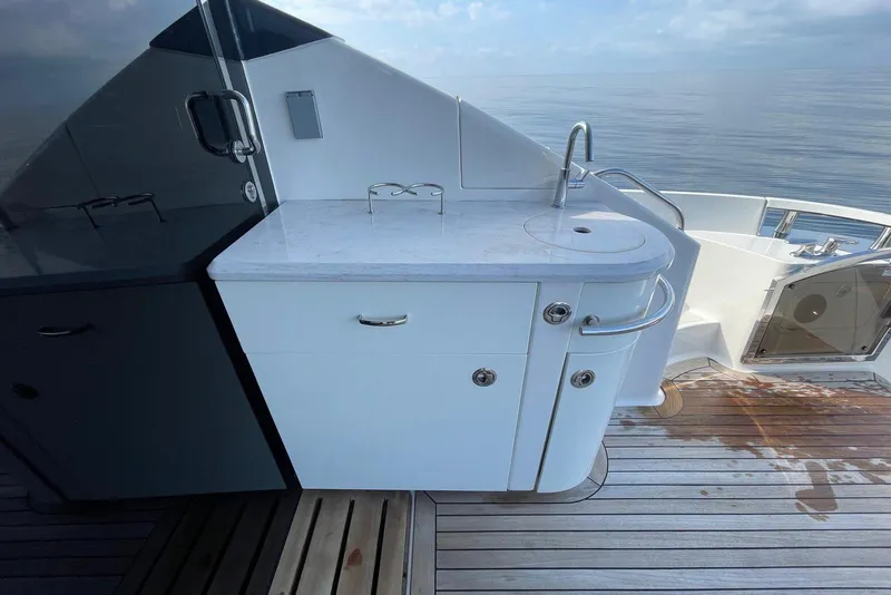 Slide: The Image of Outdoor kitchen area on 2016 Sea Ray L650 yacht with sink and storage. - 49