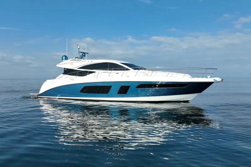 Slide: The Image of 2016 Sea Ray L650 yacht on calm ocean waters under a clear blue sky. - 5
