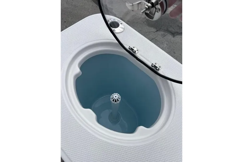 Slide: The Image of Livewell on 2026 Robalo R270 Center Console boat, featuring a white textured lid. - 35