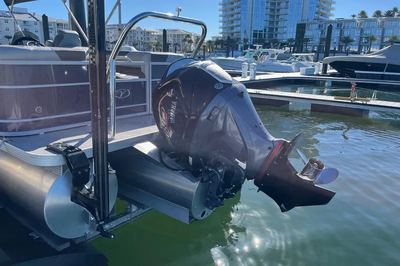 Slide: The Image of 2023 Veranda Relax VR22RC pontoon boat with Yamaha outboard motor at marina. - 4