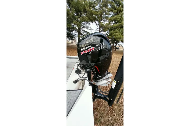 Slide: The Image of 2022 Tracker Pro Team 195 TXW with Mercury Pro XS 150 outboard motor. - 11