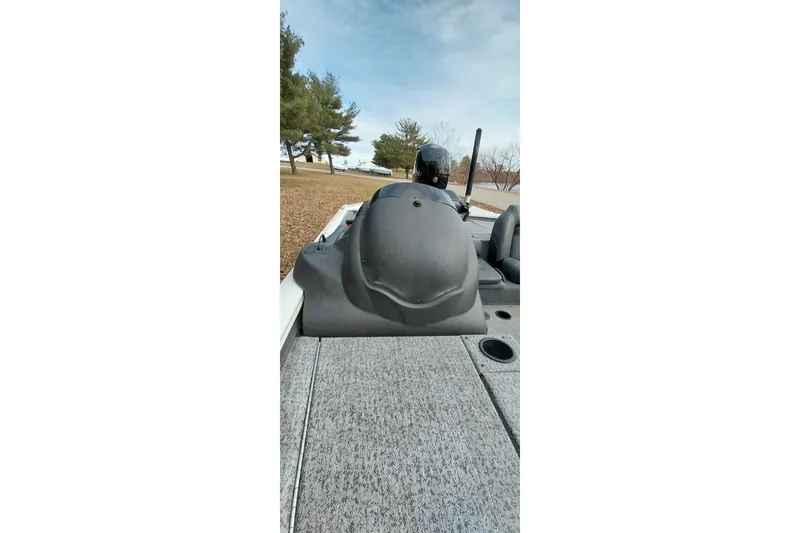 Slide: The Image of 2022 Tracker Pro Team 195 TXW boat interior with seating and console view. - 8