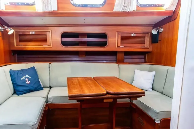 Slide: The Image of Port dinette - 21