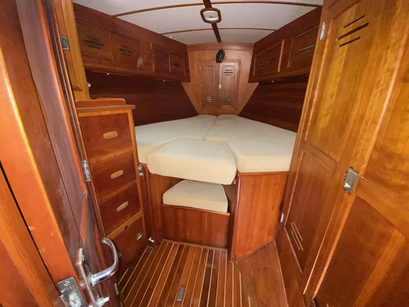 Slide: The Image of Fwd Stateroom/ v-Berth - 32