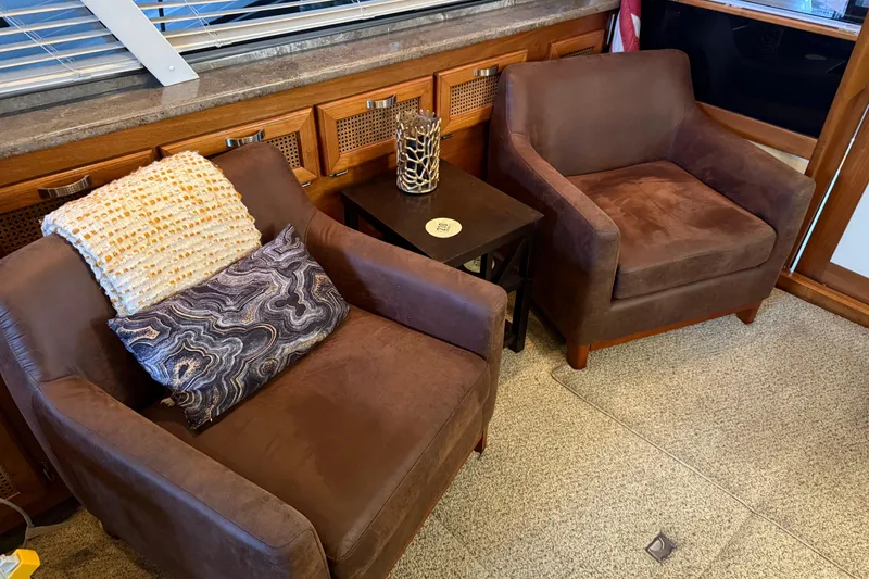 Slide: The Image of Interior of 1985 Bayliner 4550 Motoryacht with modern ceiling lights and window blinds. - 14