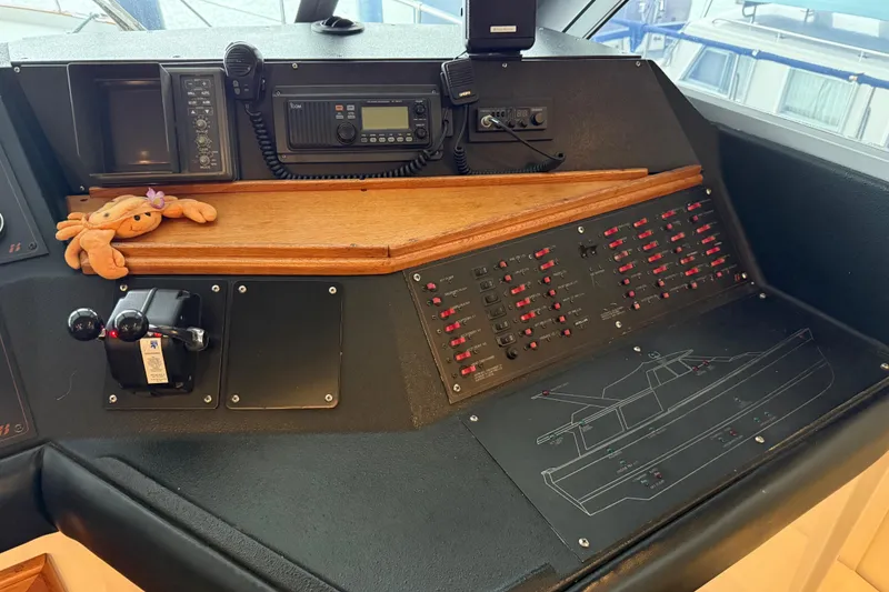 Slide: The Image of Navigation display on 1985 Bayliner 4550 Motoryacht showing sonar and map data. - 74