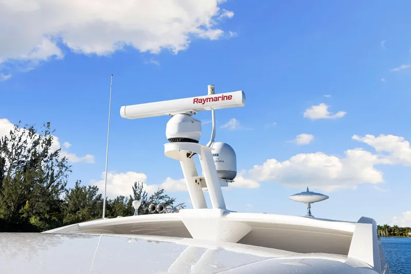 Slide: The Image of Sea Ray 460 Sundancer 2017 radar system under clear blue sky. - 18