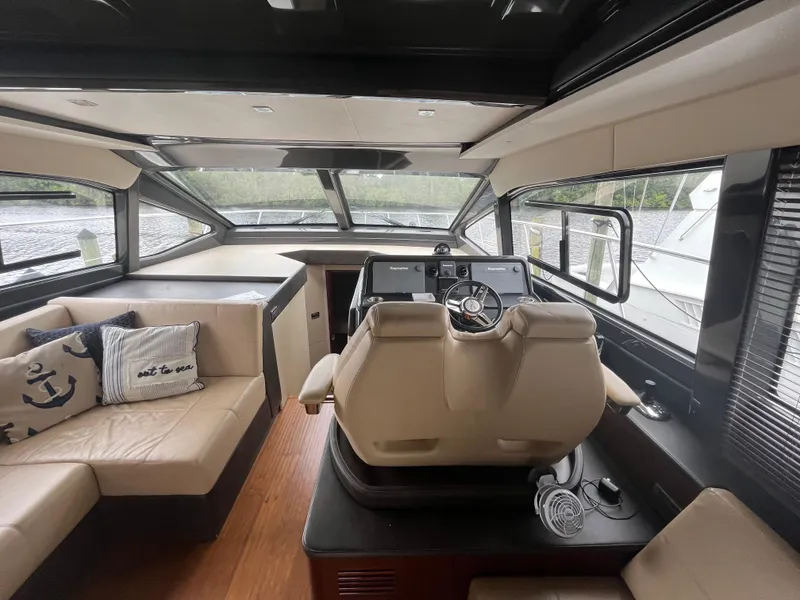 Slide: The Image of Interior of 2017 Sea Ray Sundancer 460 yacht. - 33