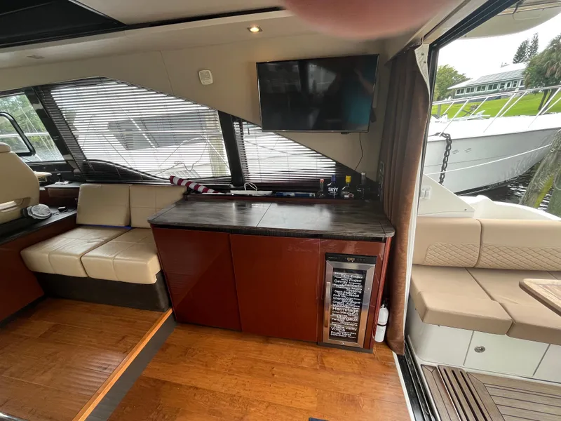 Slide: The Image of Interior of 2017 Sea Ray Sundancer 460 yacht. - 40